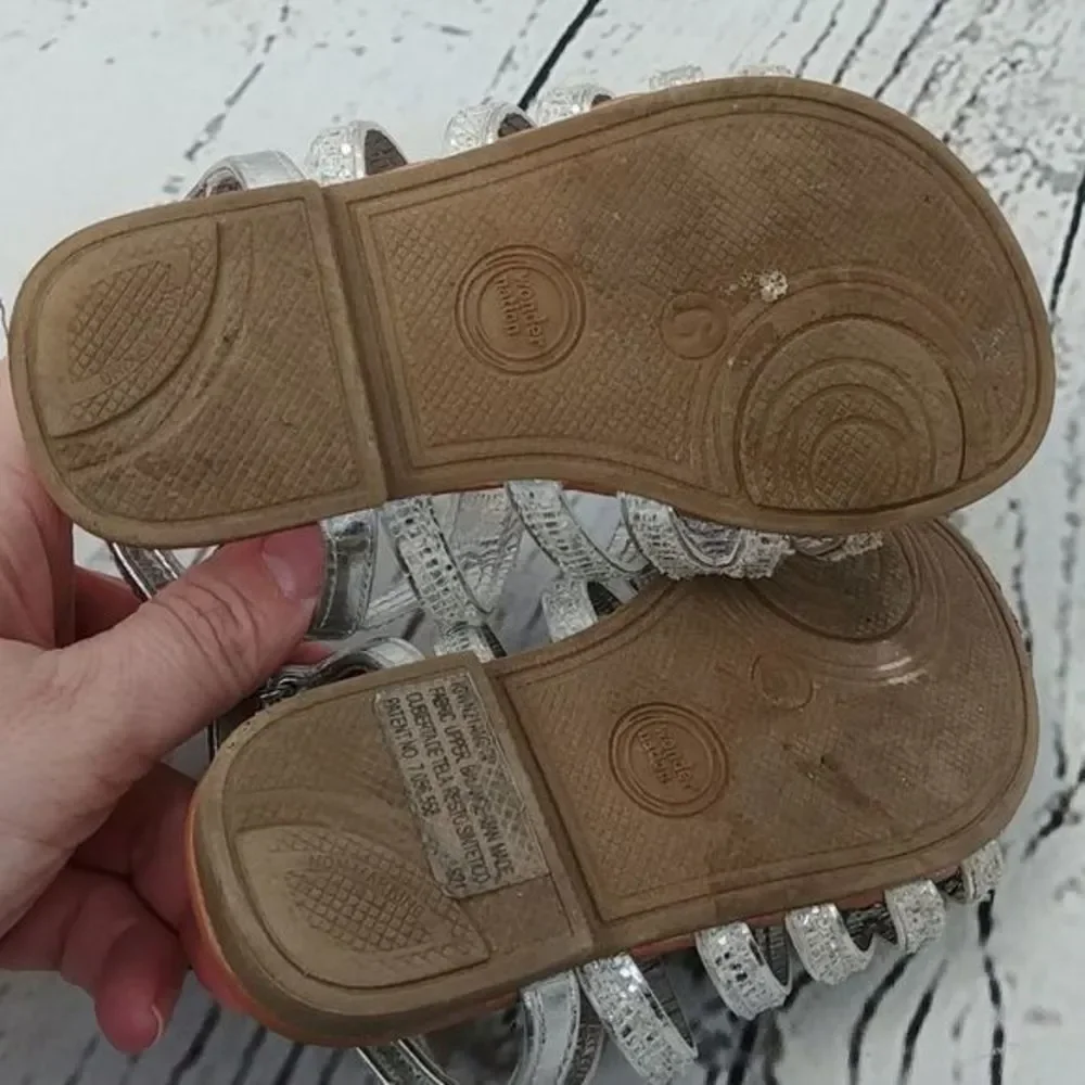 Wonder Nation Silver Glitter Sandals‎